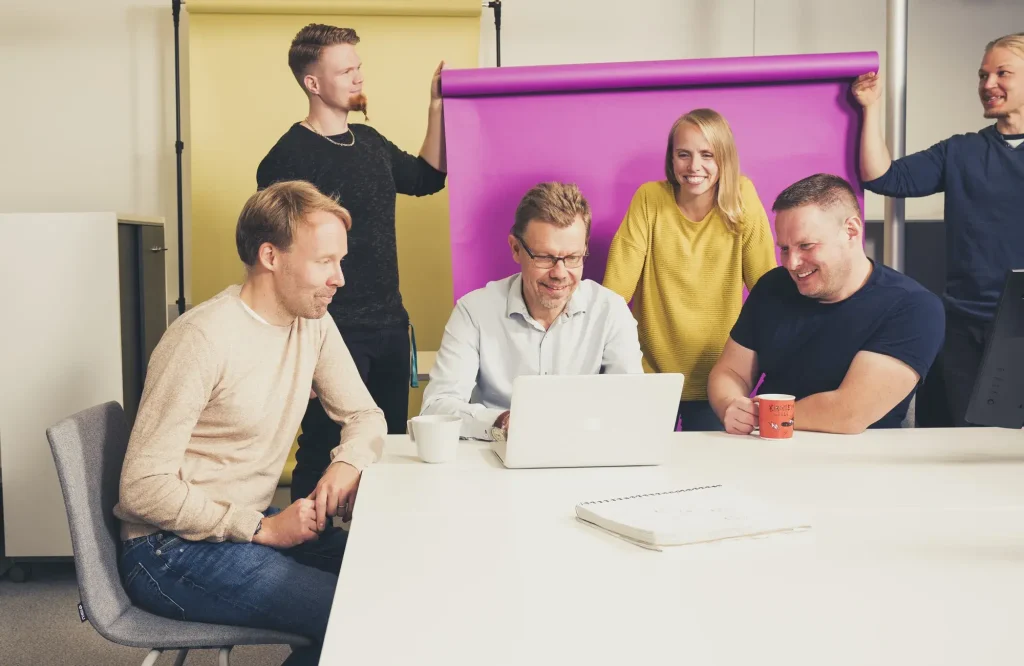 Hub Panostamon henkilöstöä toimistolla.