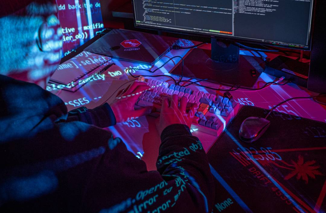 Kuvituskuva, jossa Hurjan työntekijöitä tietokoneella pöydän ääressä.