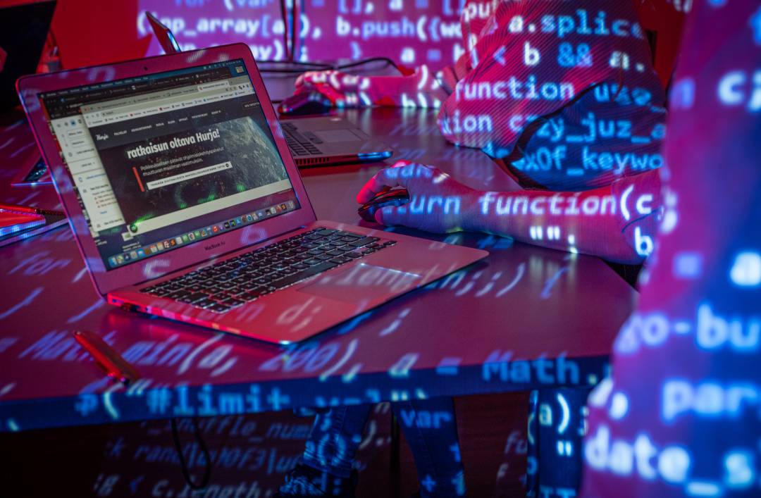 Hurja Solutions: kotisivujen hinta -blogin kansikuva, jossa kannettava tietokone ja työntekijän kädet.