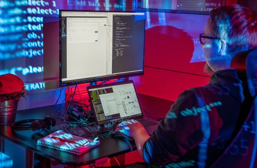 Hurja Solutions verkkosivujen ylläpito -blogin artikkelikuvassa WordPress-kehittäjä kehittämässä verkkosivuja.