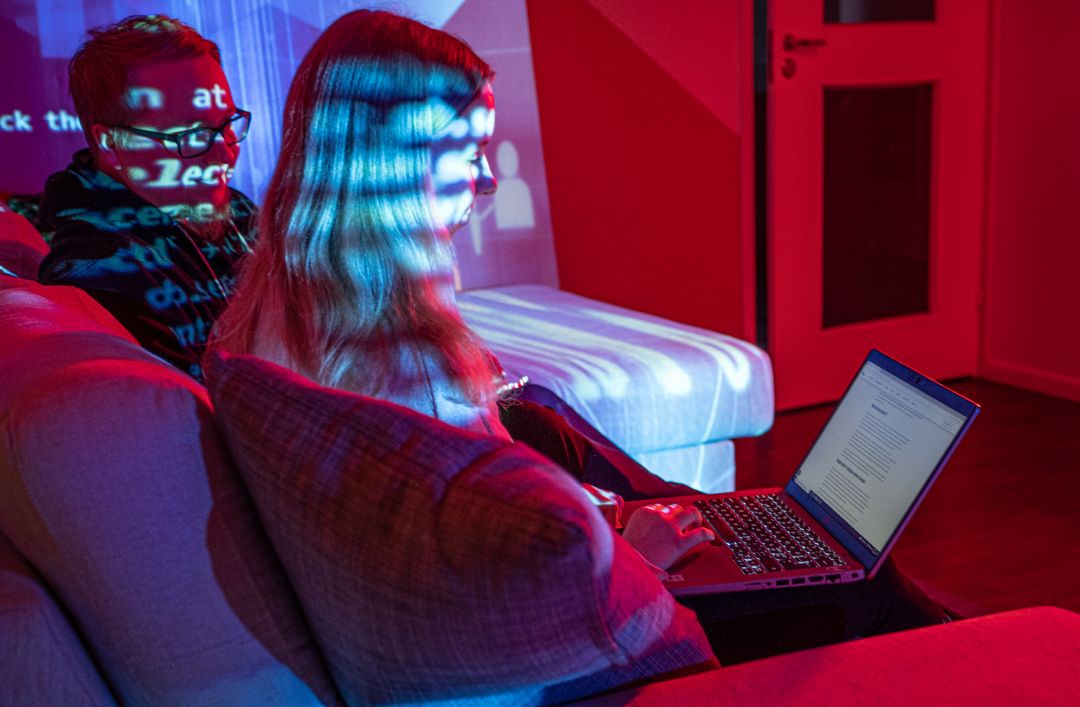 Hurja Solutions Oy blogin kansikuva: verkkosivu-uudistus -tavoitelahtoinen verkkosivujen suunnittelu. Kaksi työntekijää katsovat kannettavaa tietokkonetta.