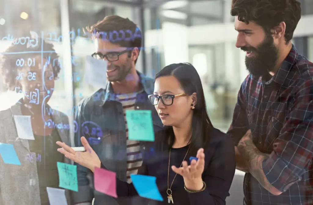 Ihmisiä palvelmuotoilutyöpajassa.