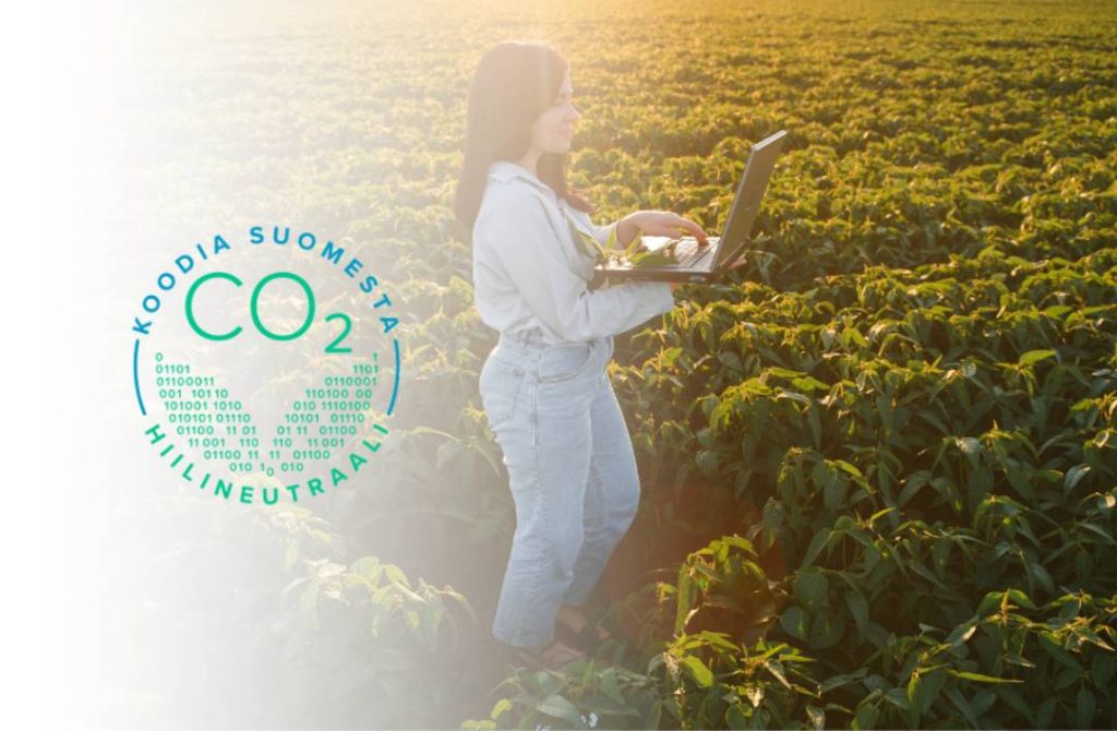 Koodia Suomesta ry:n hiilineutraaliusmerkki ja nainen kannettavan tietokoneen kanssa pellolla.