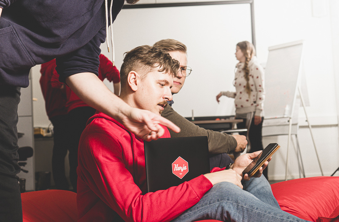 Hurja Solutionsin työntekijät suunnittelemassa ohjelmistoprojektia.