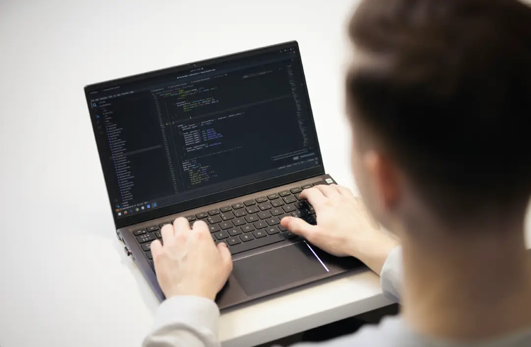 Ohjelmoija tekee PHP-järjestelmän modernisointia. läppärillä