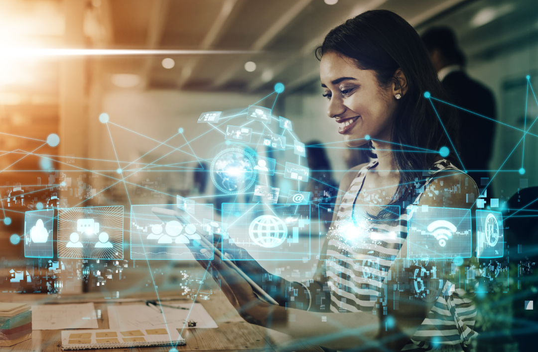 Nainen katsoo tabletilta hologrammeja.