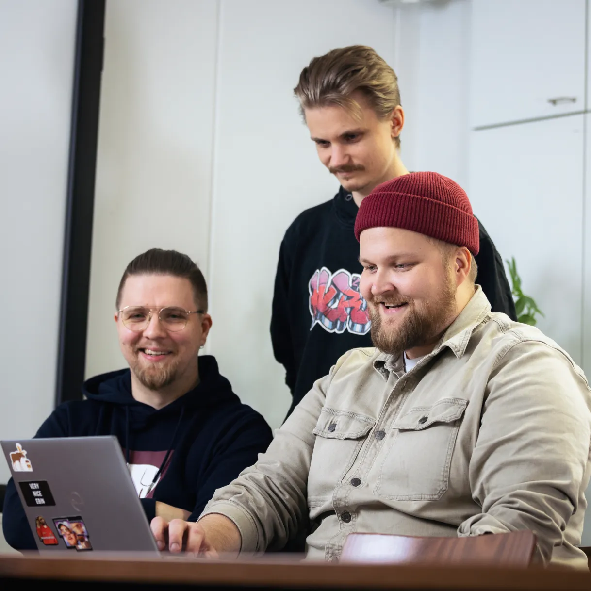 Hurja Solutionsin työntekijöitä koneella.