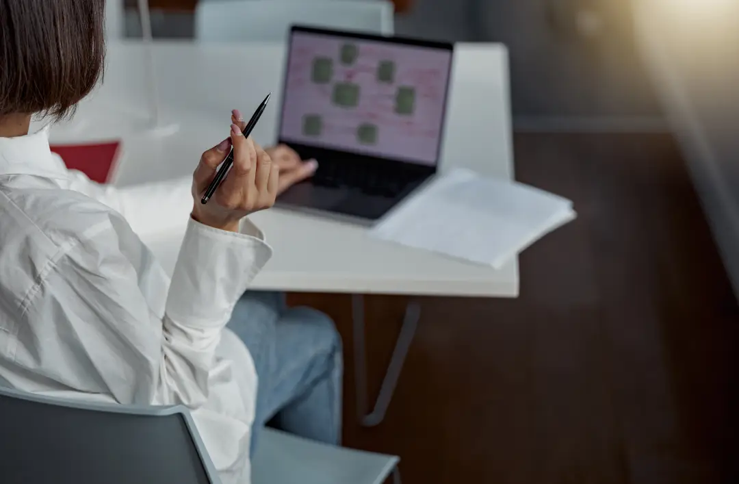 Vaatimusmäärittely -blogin kansikuva, jossa nainen suunnittelee tietokoneen edessä.