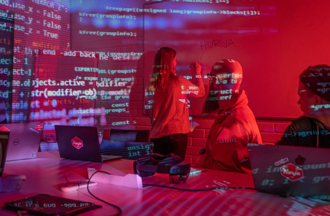 Ketterä ohjelmistokehitys blogin artikkelikuva, jossa kehittäjät työskentelevät.