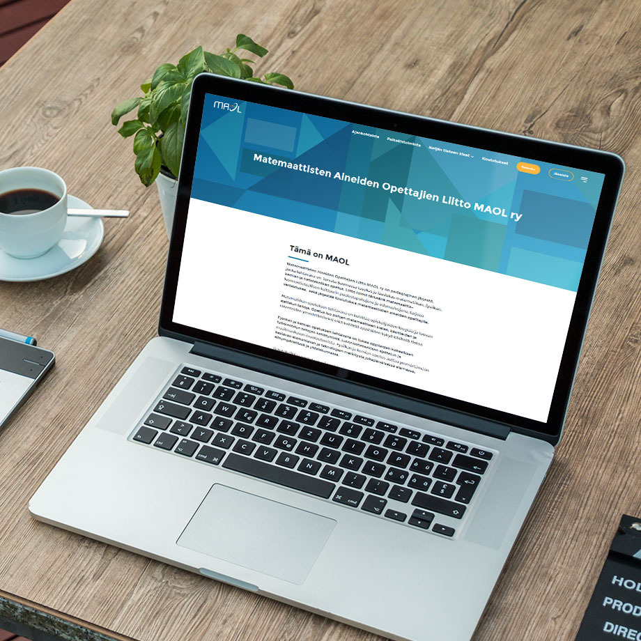 MAOL ry:n verkkosivu-uudistus tietokoneen näytöllä.