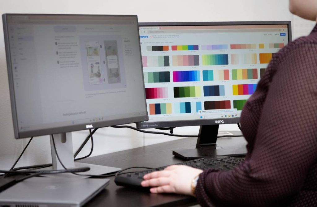 Prototypointi ja tekoäly -blogin kansikuva, jossa suunnittelija työskentelee värimallien kanssa.