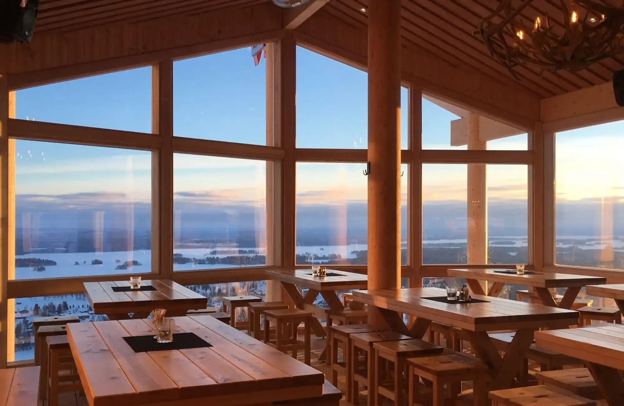 Hurja Solutions Panorama Resoort asiakastarinan kansikuva, jossa mockup Panorama Barin ja Panorama Hotellin sivustojen etusivuista. Taustalla kuva Panorama Barin ikkunasta näkyvästä maisemasta.