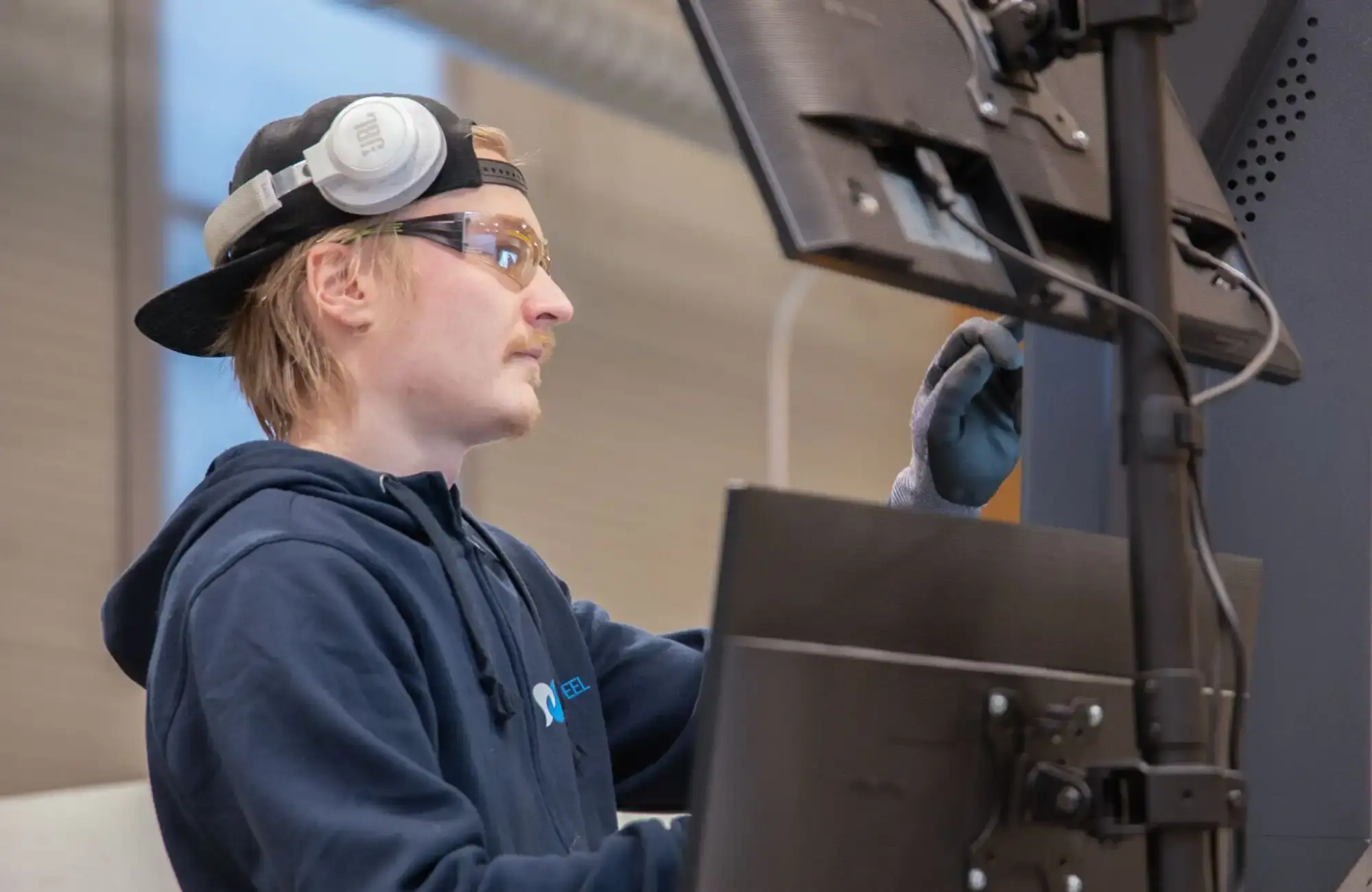 Pettersteel asiakastarinan kansikuva, jossa työntekijä tuotannossa.