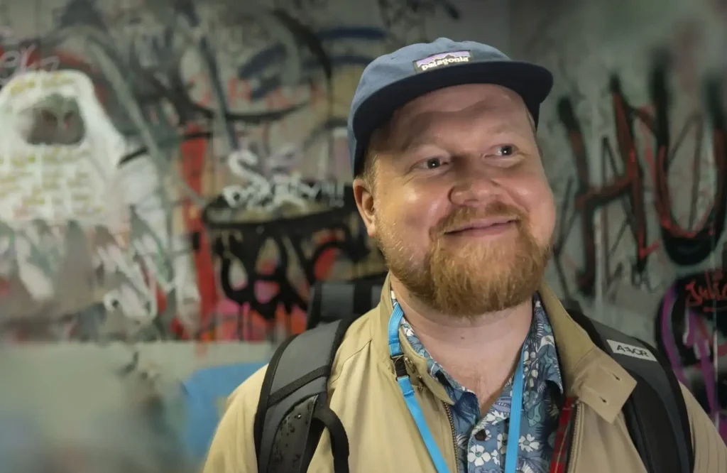 Mies reppu selässä.