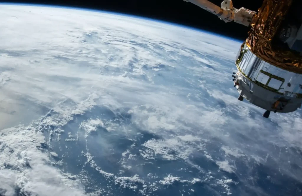 Tuxera-asiakastarinan kansikuva, jossa maapallo ja sateliitti.