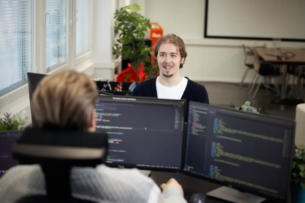 Hurjan työntekijöitä koodaamassa.