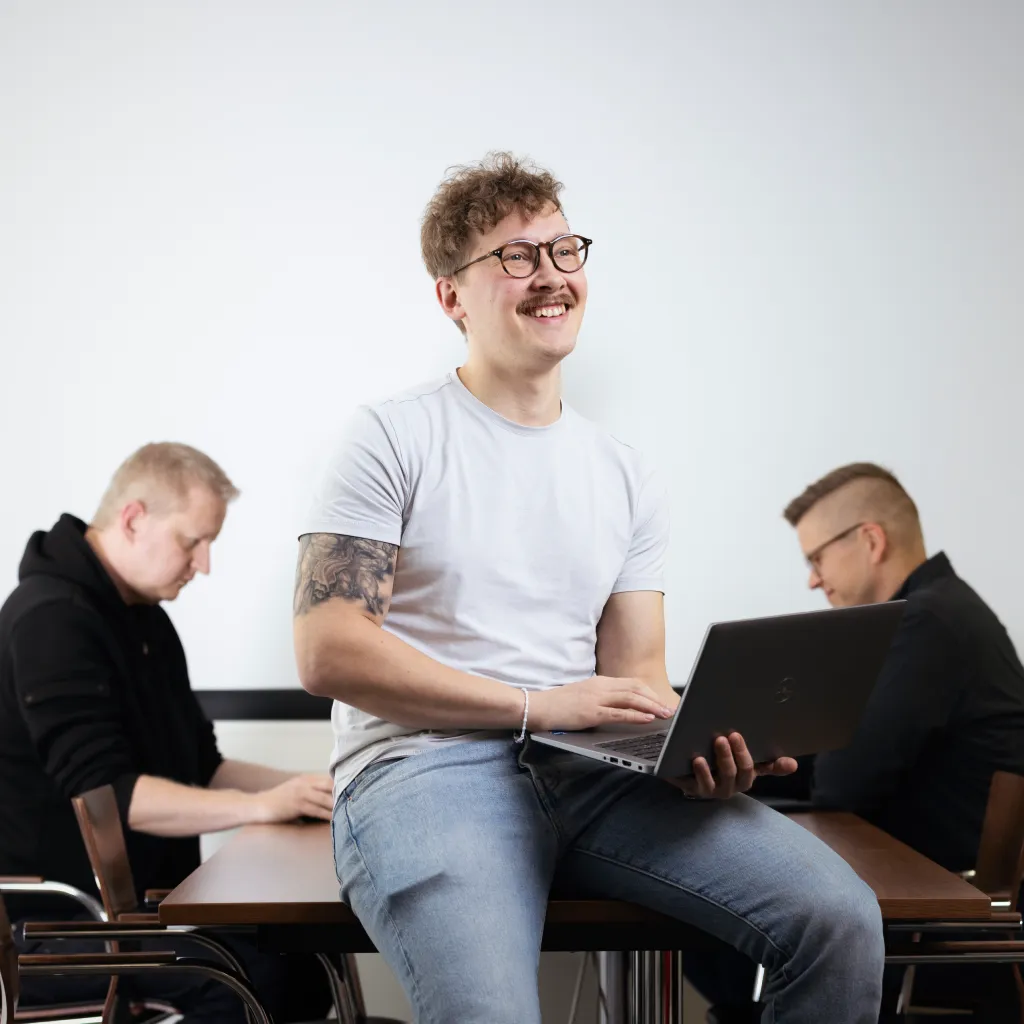 Hurja Solutionsin tiimiä neukkarissa.